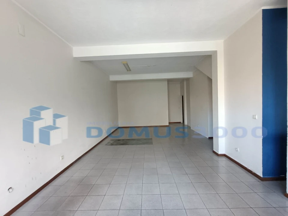 Loja para Arrendamento em Nossa Senhora da Conceição, São Pedro e São Dinis Foto 2