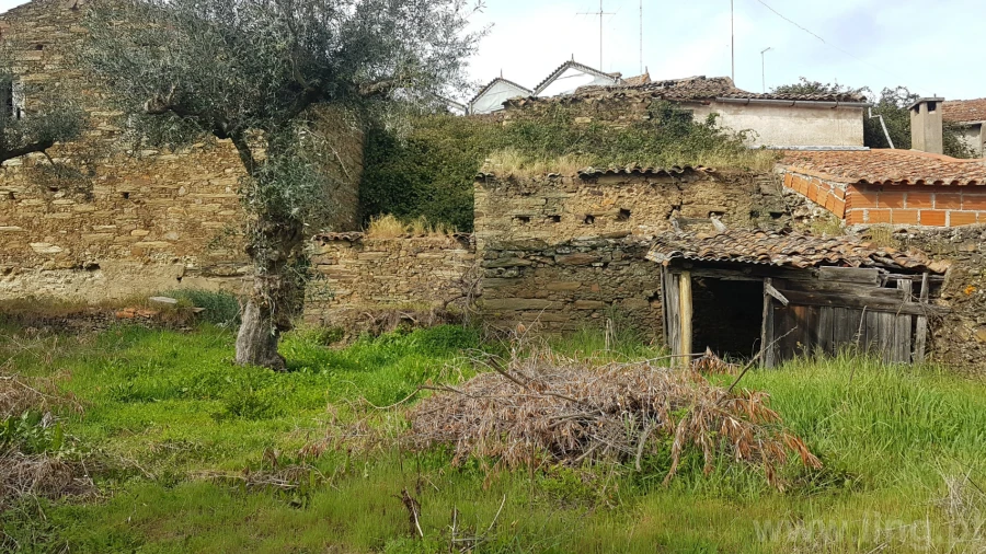 Moradia T0 para Venda em Cebolais de Cima e Retaxo