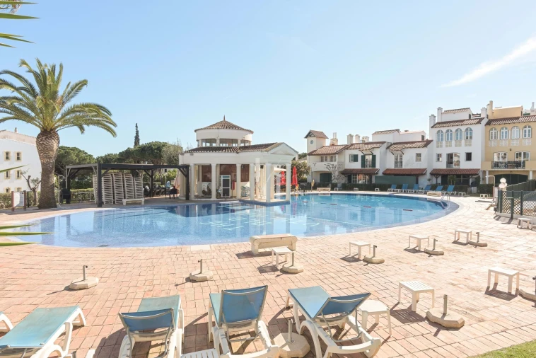 Moradia T3 para Arrendamento férias em Quarteira Foto 10