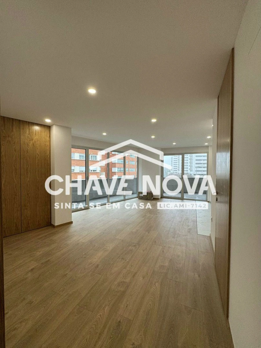 Apartamento T2 para Arrendamento em Ramalde Foto 3