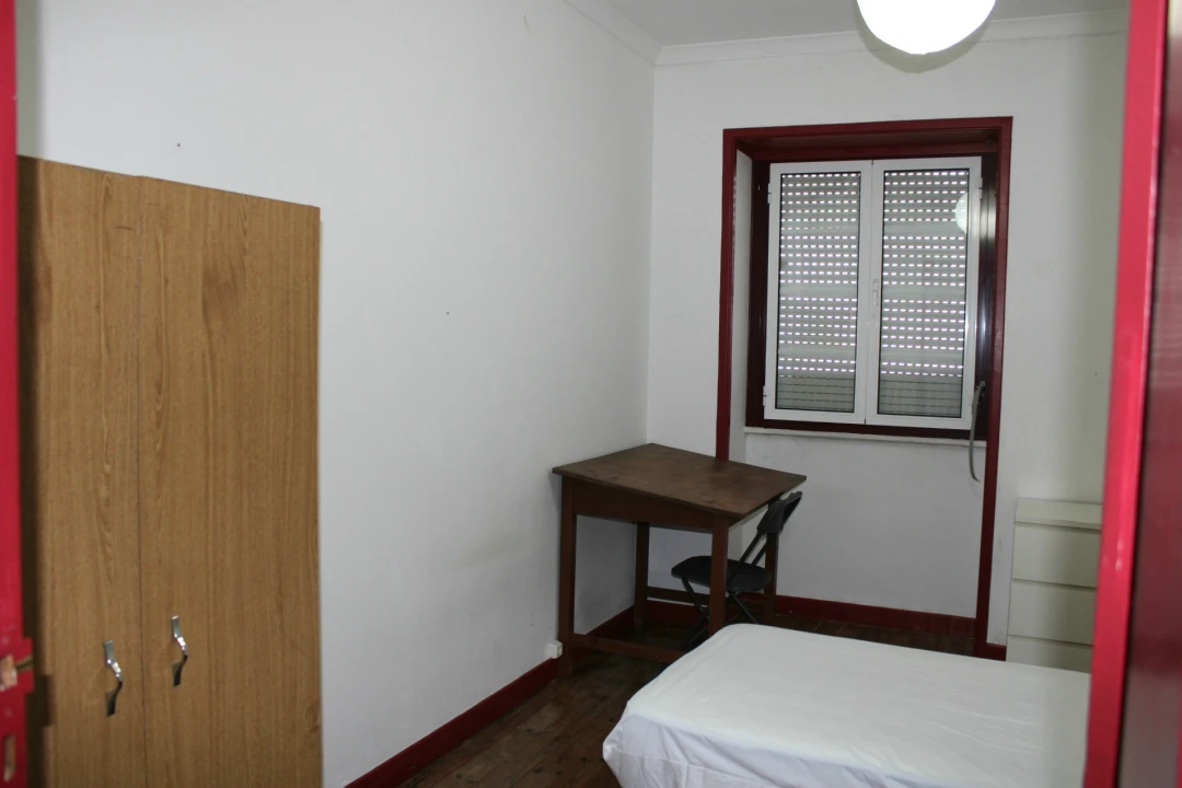 Apartamento T3 para Arrendamento em Santo Antonio dos Olivais Foto 9