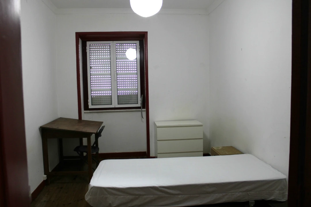 Apartamento T3 para Arrendamento em Santo Antonio dos Olivais Foto 8