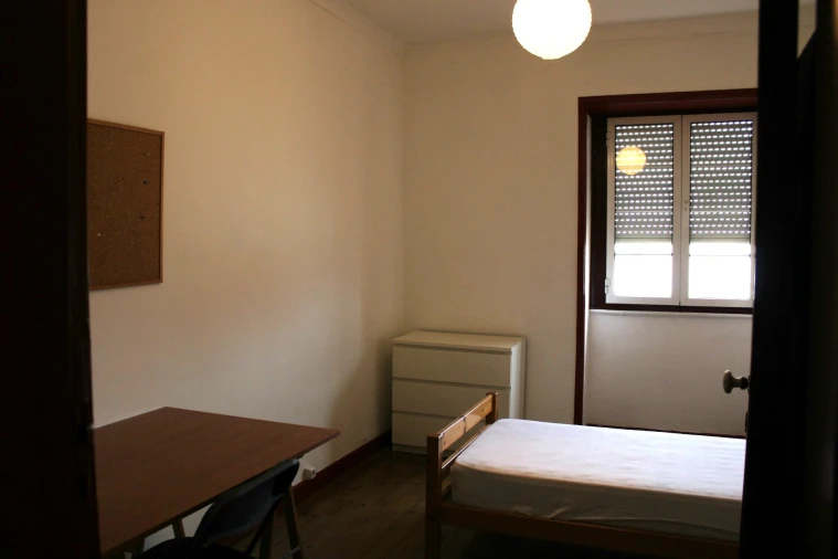 Apartamento T3 para Arrendamento em Santo Antonio dos Olivais Foto 10