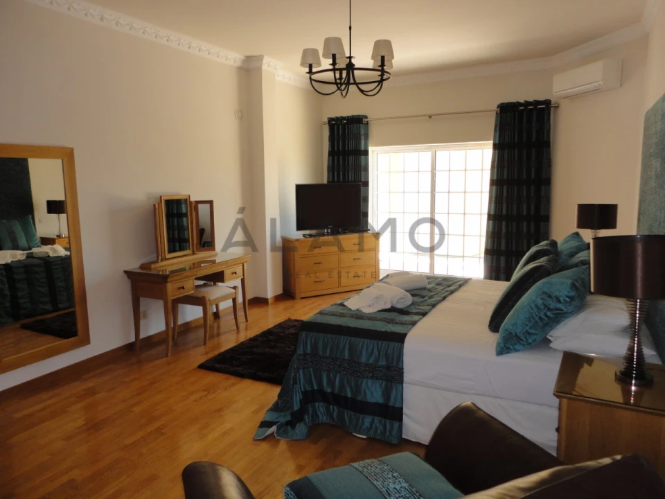 Moradia T8 para Venda em Almancil Foto 23