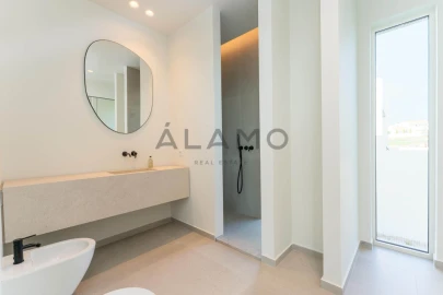 Moradia T3 para Venda em Santa Barbara de Nexe