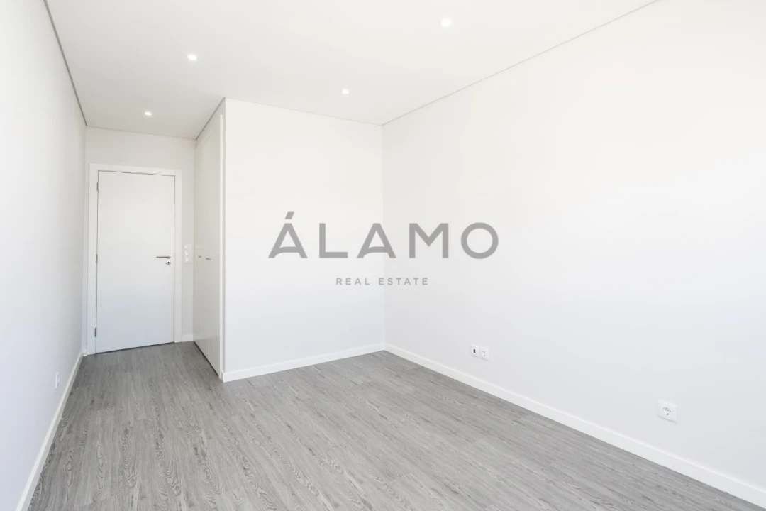 Apartamento T3 para Venda em Quelfes Foto 13