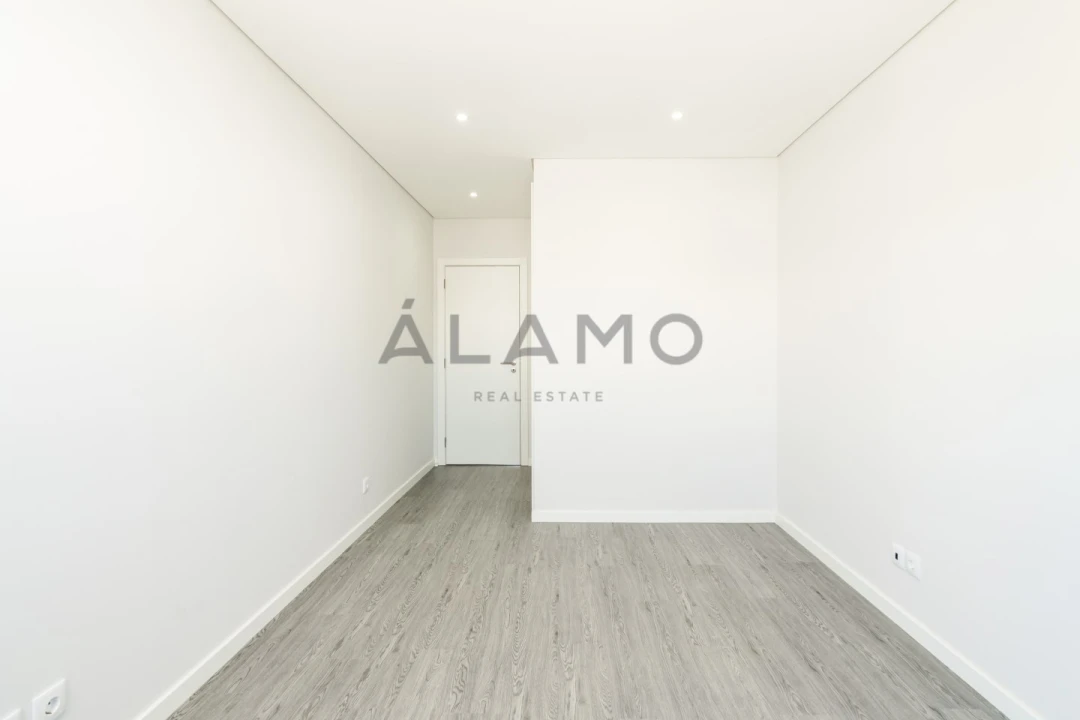 Apartamento T3 para Venda em Quelfes Foto 14