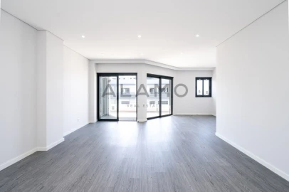 Apartamento T3 para Venda em Quelfes