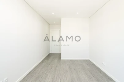 Apartamento T3 para Venda em Quelfes
