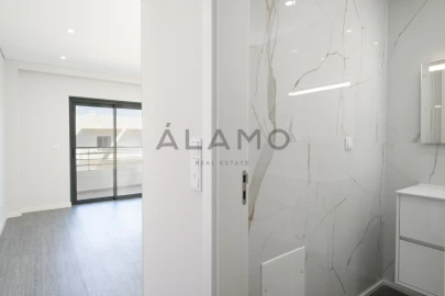 Apartamento T3 para Venda em Quelfes