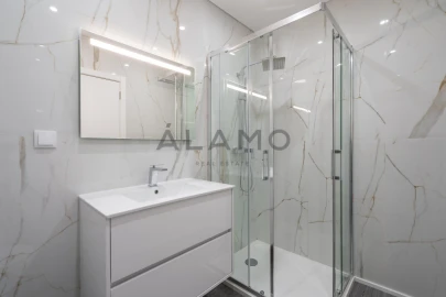 Apartamento T3 para Venda em Quelfes