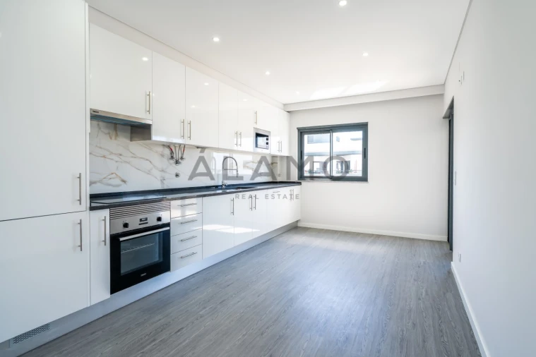 Apartamento T3 para Venda em Quelfes Foto 3