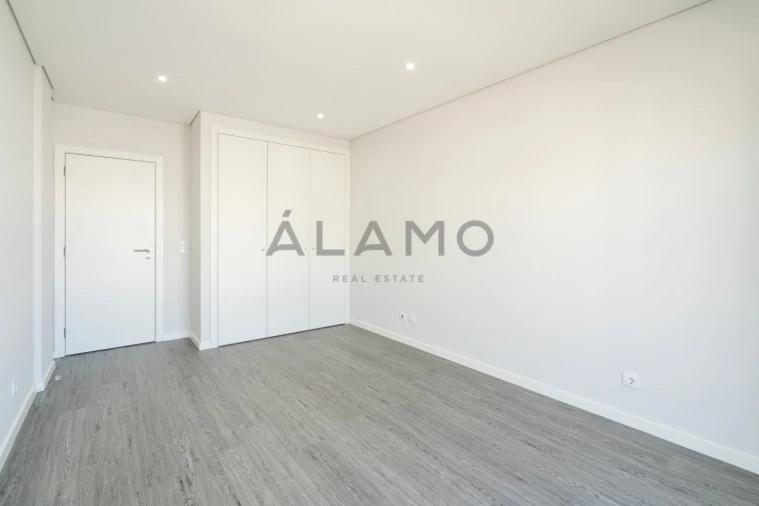 Apartamento T3 para Venda em Quelfes Foto 18