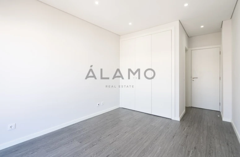 Apartamento T3 para Venda em Quelfes Foto 23