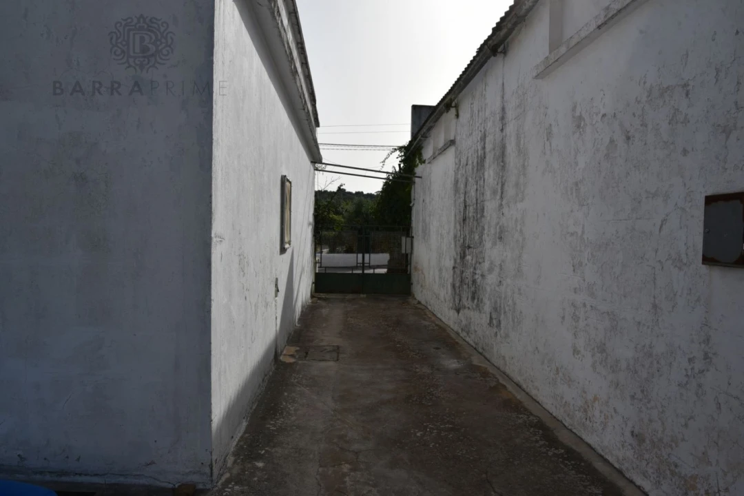 Moradia T9 para Venda em Santa Barbara de Nexe Foto 13