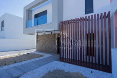 Moradia T3 para Venda em Charneca de Caparica e Sobreda
