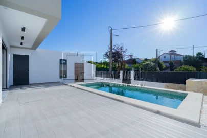 Moradia T3 para Venda em Charneca de Caparica e Sobreda