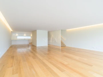 Moradia T4 para Venda em Gulpilhares e Valadares