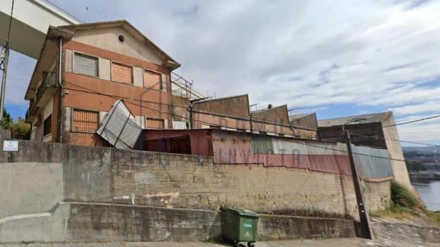Prédio para Venda em Oliveira do Douro