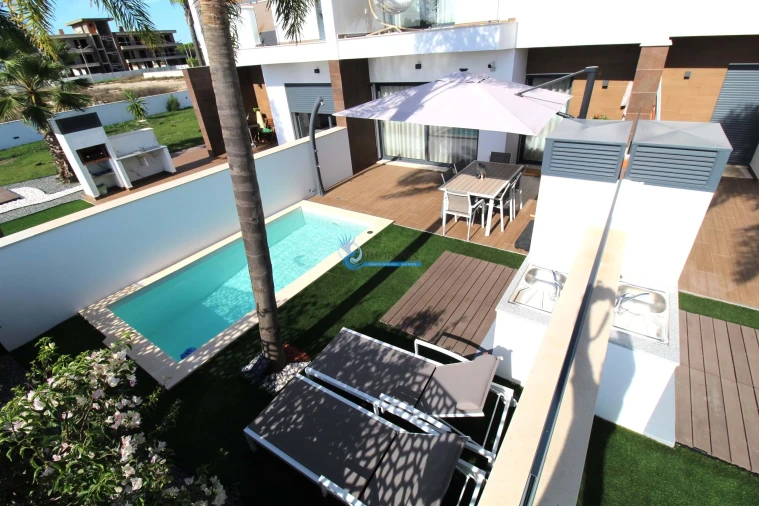 Moradia T4 para Venda em Ferreiras