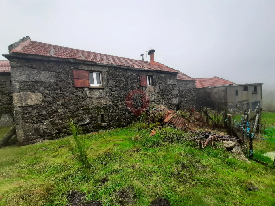 Moradia T3 para Venda em Castro Laboreiro e Lamas de Mouro Foto 1