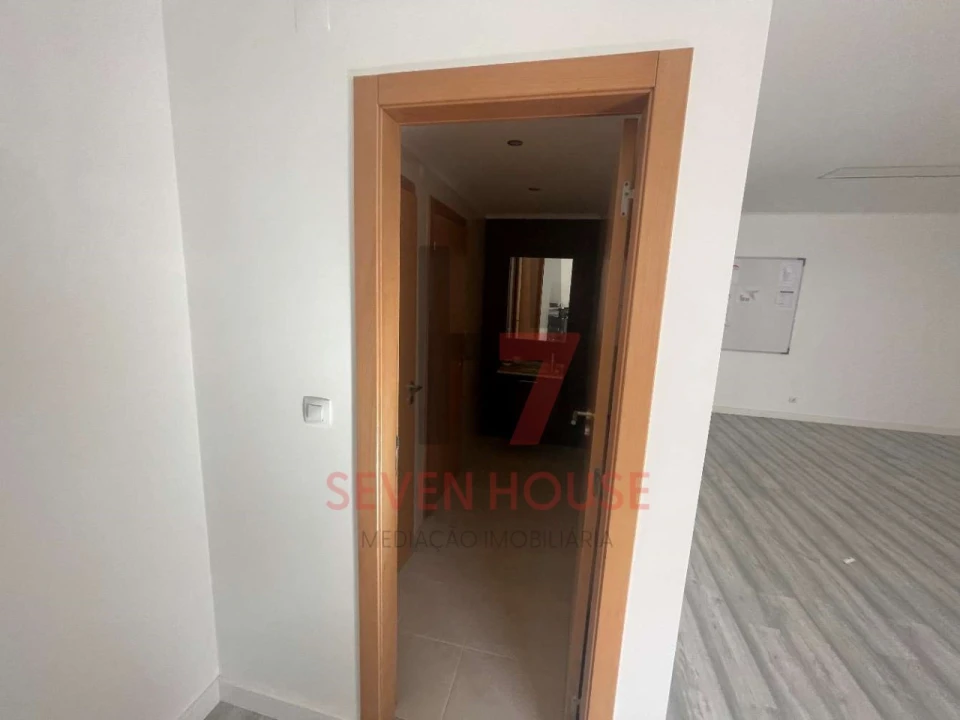 Loja para Venda em Santo António dos Cavaleiros e Frielas Foto 3