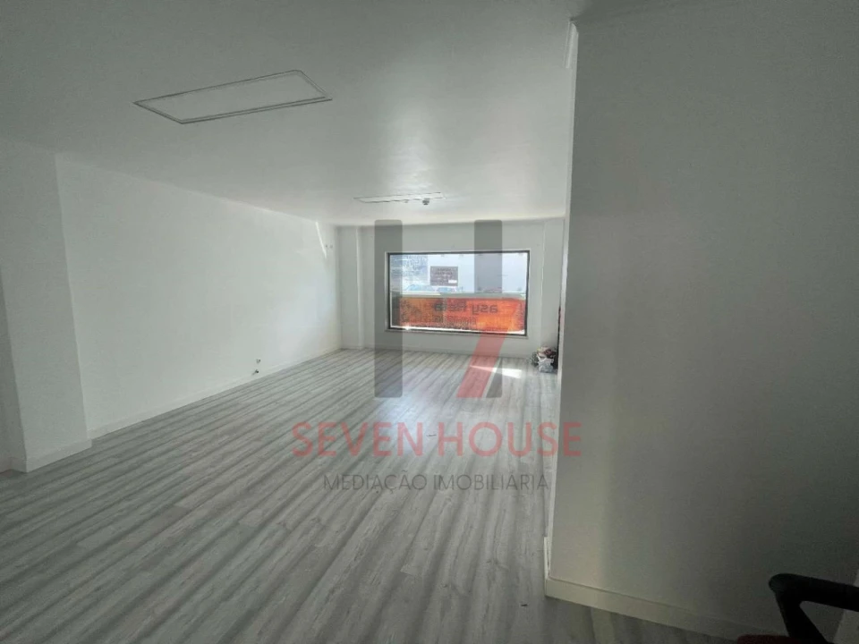 Loja para Venda em Santo António dos Cavaleiros e Frielas Foto 2