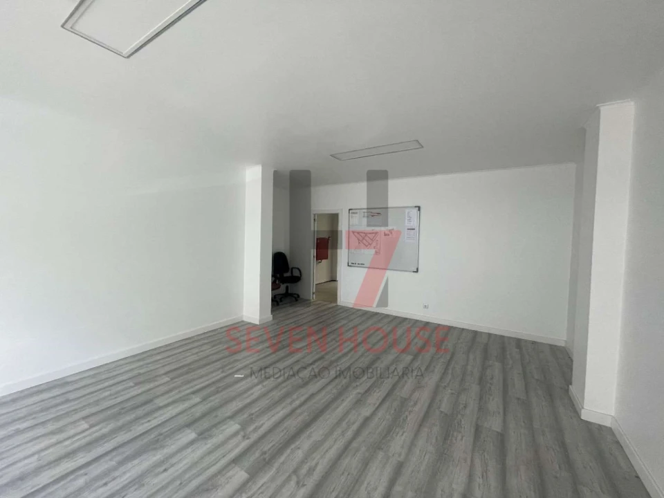 Loja para Venda em Santo António dos Cavaleiros e Frielas Foto 1