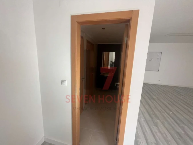 Loja para Venda em Santo António dos Cavaleiros e Frielas Foto 3