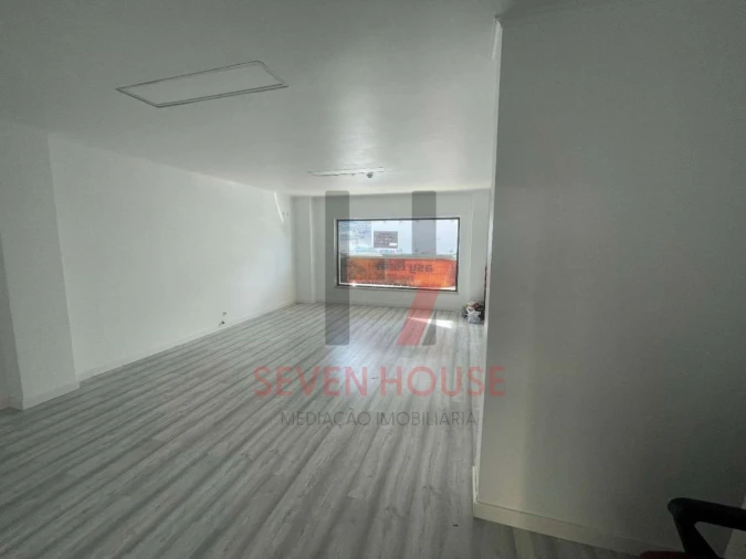 Loja para Venda em Santo António dos Cavaleiros e Frielas Foto 2