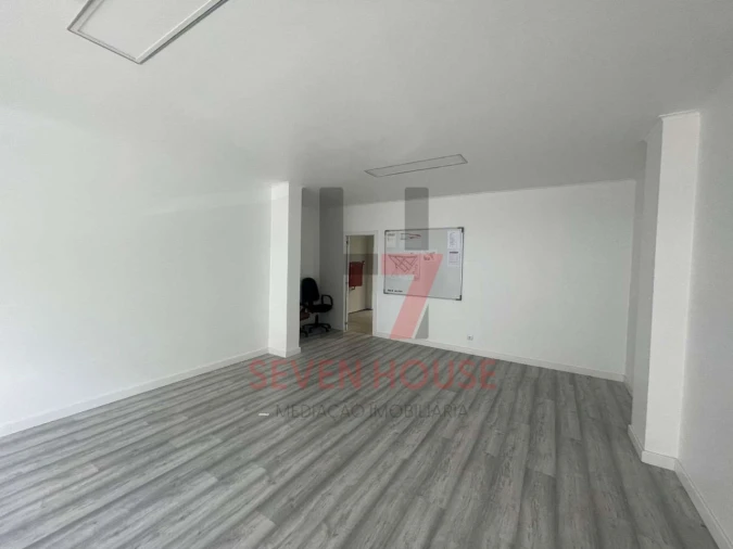 Loja para Venda em Santo António dos Cavaleiros e Frielas Foto 1