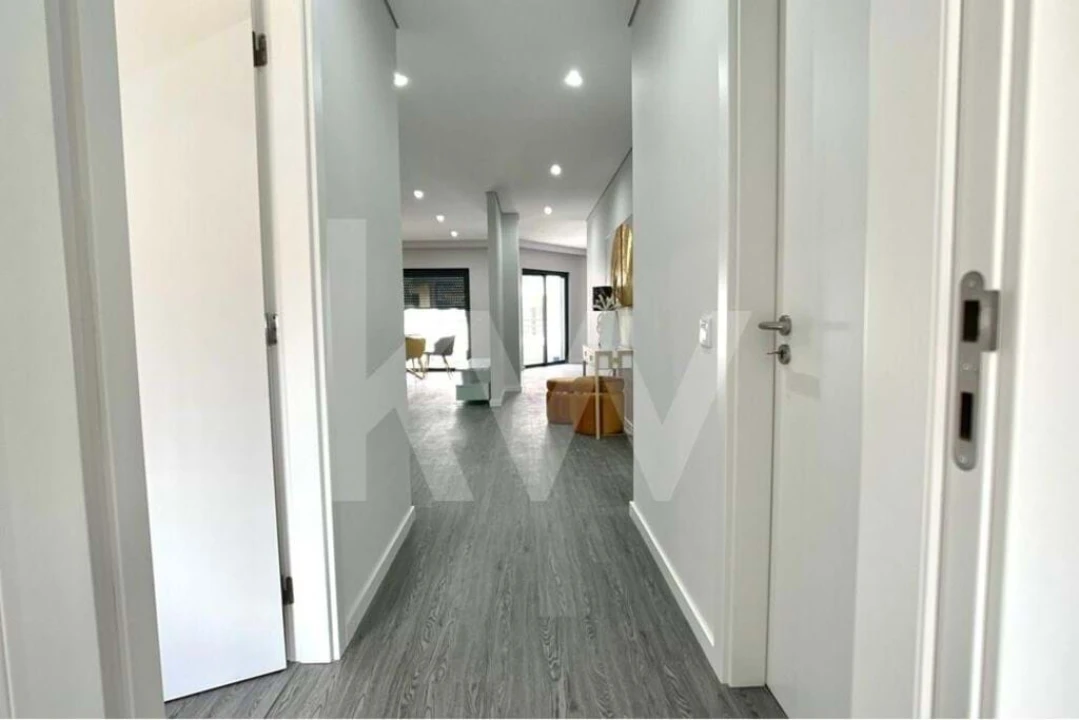 Apartamento T1 para Venda em Quelfes Foto 4