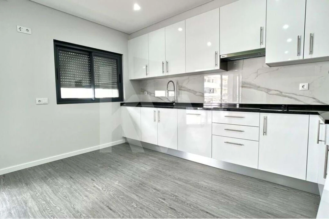 Apartamento T1 para Venda em Quelfes Foto 6