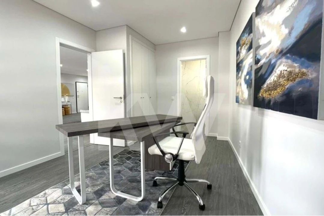 Apartamento T1 para Venda em Quelfes Foto 24