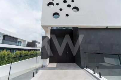Moradia T4 para Venda em Quarteira