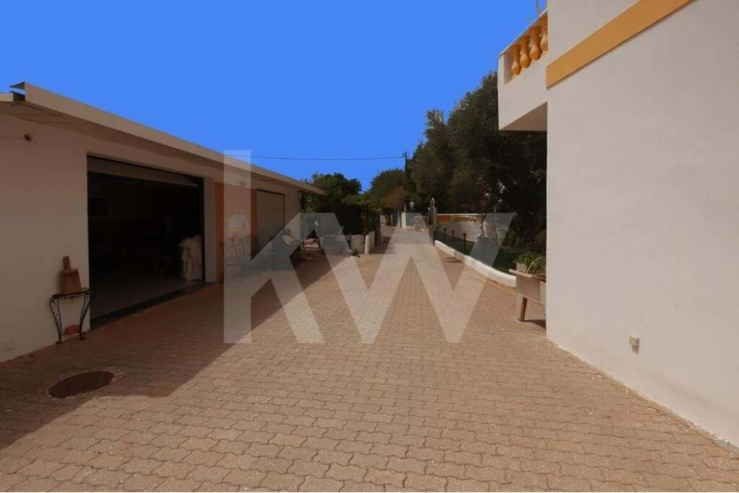 Moradia T4 para Venda em Ferreiras Foto 4