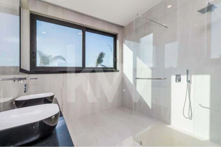 Moradia T5 para Venda em Guia Foto 35