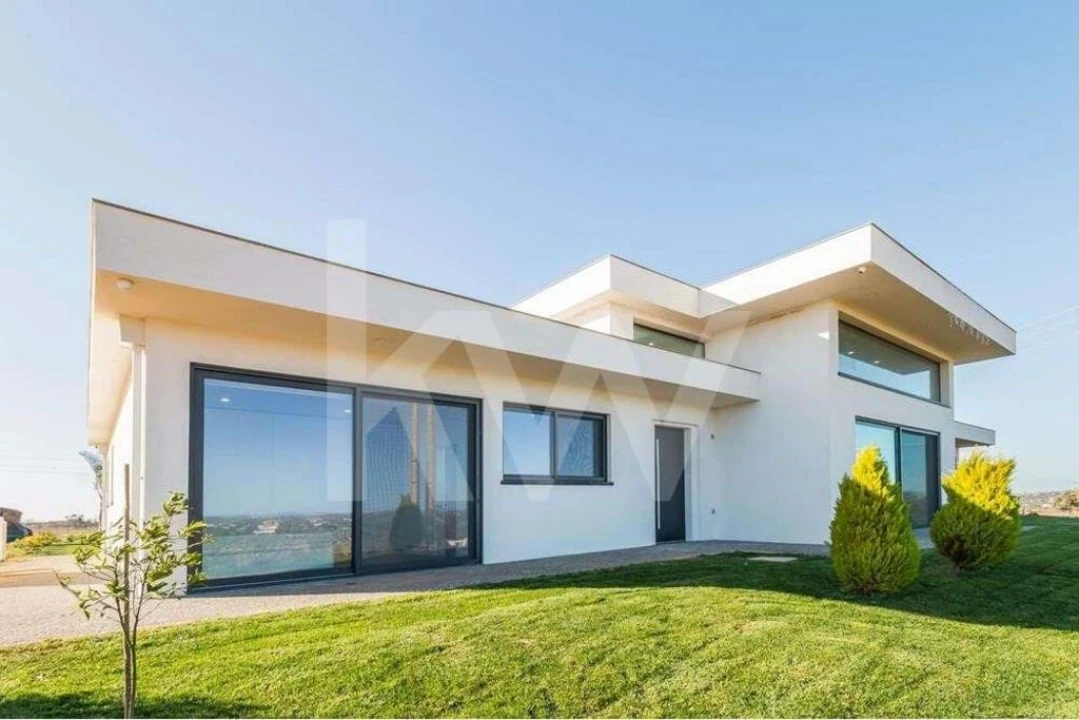 Moradia T5 para Venda em Guia Foto 8