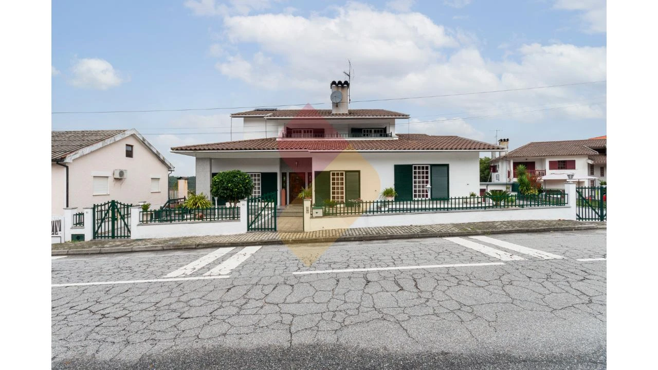 Moradia T4 para Venda em Campo de Besteiros Foto 1