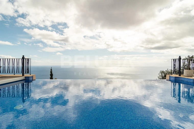 Moradia T4 para Venda em Funchal (Santa Maria Maior) Foto 1