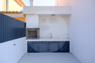 Moradia T4 para Venda em Charneca de Caparica e Sobreda