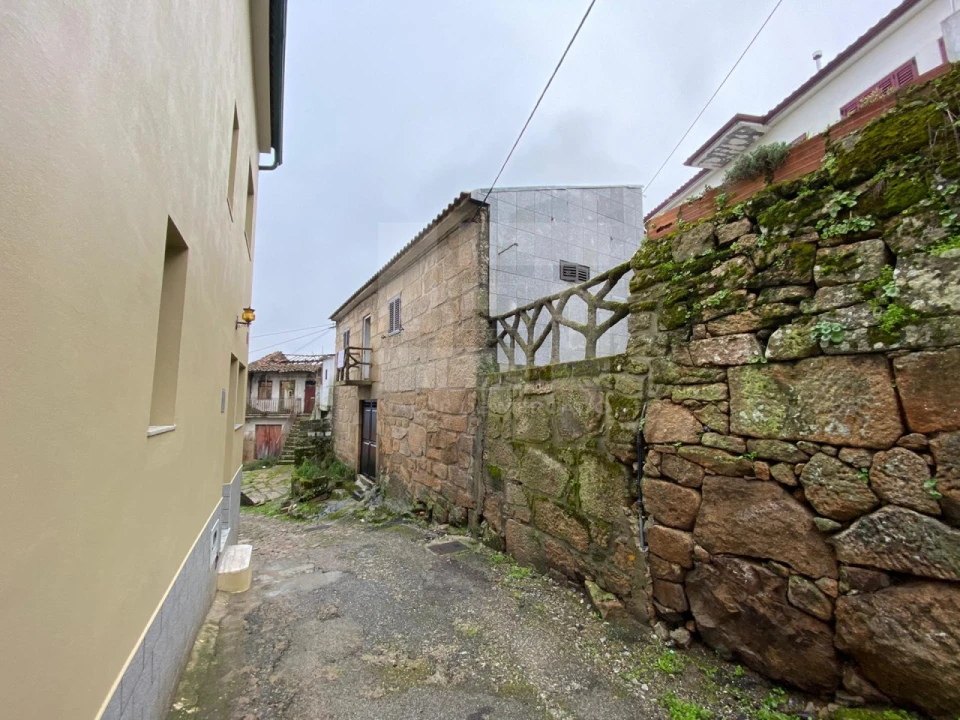 Moradia T2 para Venda em Sanfins do Douro Foto 1