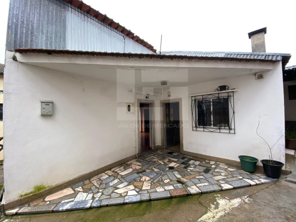 Moradia T2 para Venda em Sanfins do Douro Foto 4