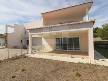Moradia T4 para Venda em Queluz e Belas