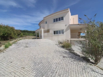 Moradia T4 para Venda em Queluz e Belas