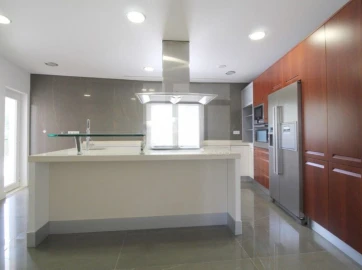 Moradia T4 para Venda em Queluz e Belas