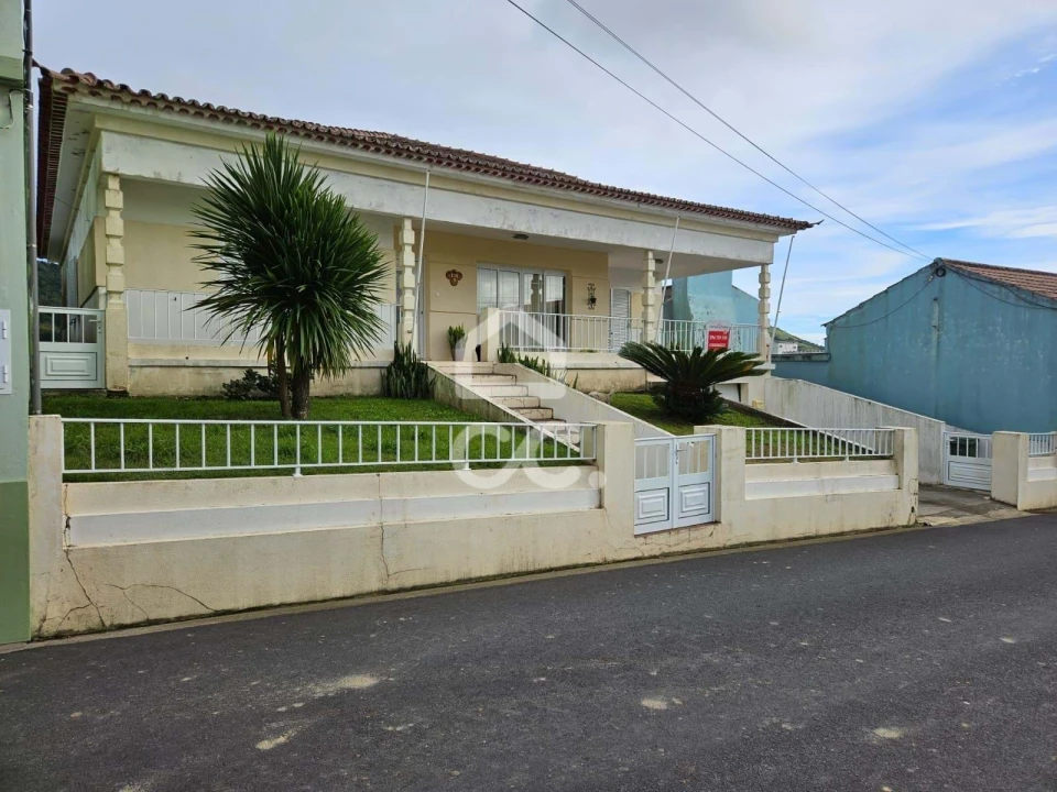 Moradia T3 para Venda em Nossa Senhora dos Remedios Foto 2