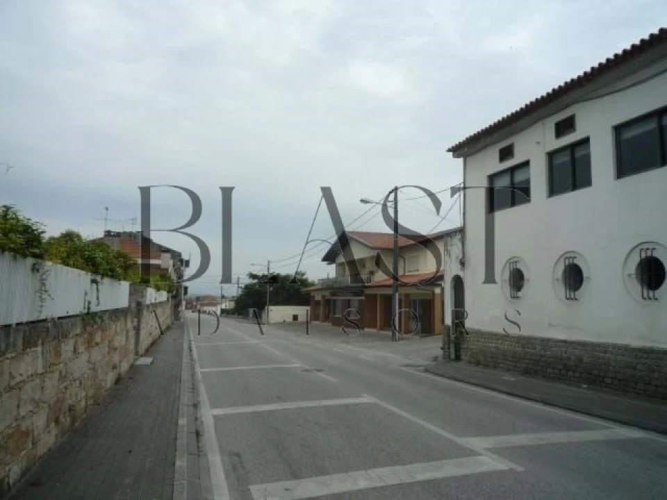 Prédio para Arrendamento em Sangalhos Foto 3