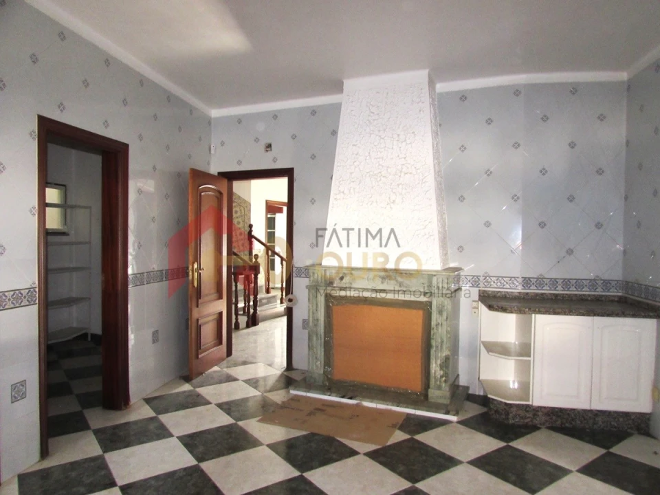 Moradia T4 para Venda em Assunção, Ajuda, Salvador e Santo Ildefonso Foto 9