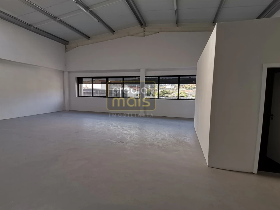 Armazém para Arrendamento em Vermoim Foto 3